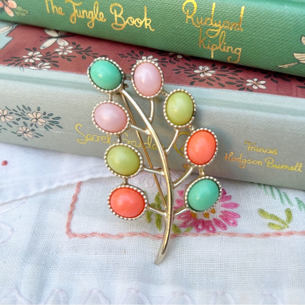 Vintage Sarah Coventry Gold Tone Lucite Pastel Cabochon Brooch Pin